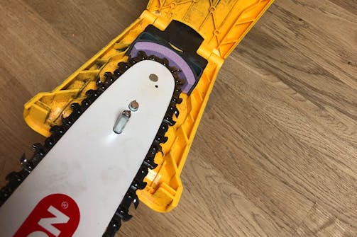 kedjeslip Oregon: När du vill slipa kedjan monteras slipkassetten på svärdet, och luckan stängs kedjeslip Oregon: När du vill slipa kedjan monteras slipkassetten på svärdet, och luckan stängs